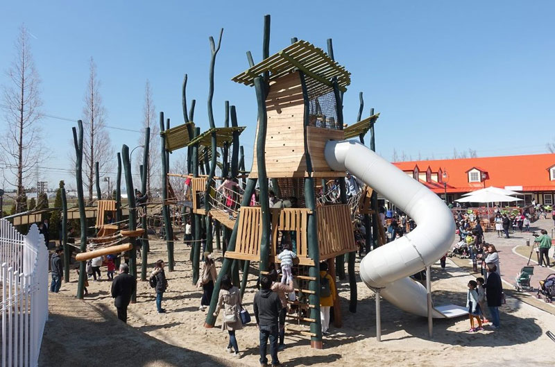 Детская игровая площадка в японском парке